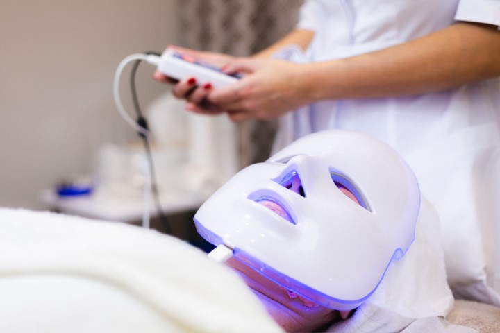 Procedimento de terapia com luz LED azul.