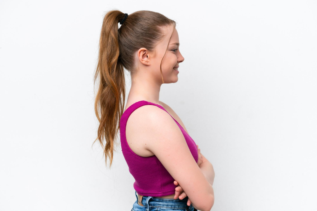 Mulher com o cabelo preso com rabo de cavalo apertado.