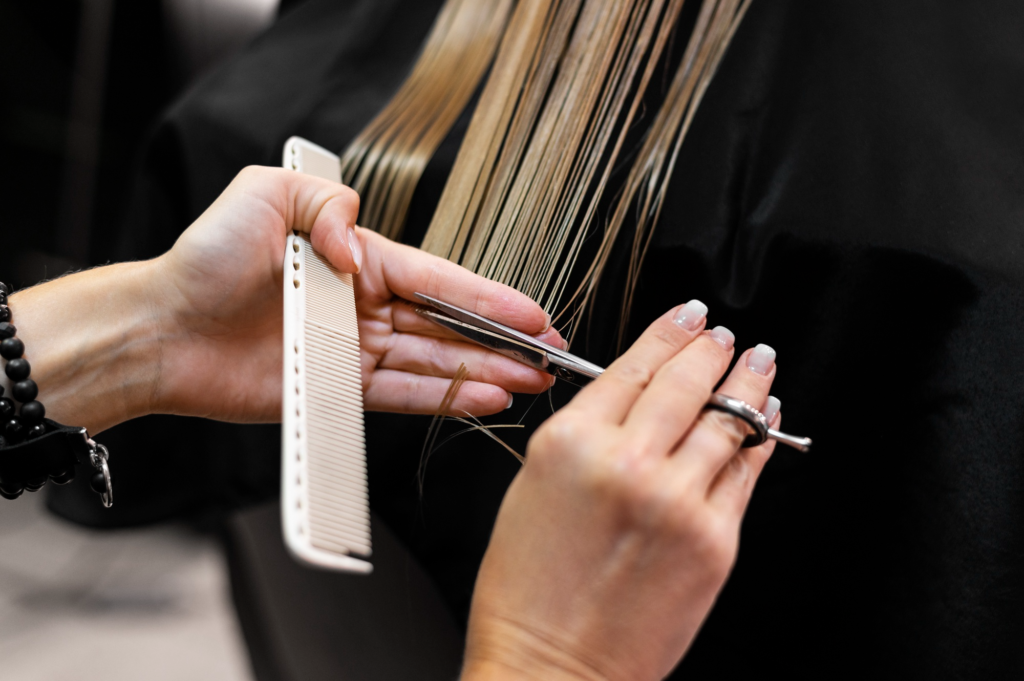 Mulher cortando o cabelo no salão de beleza.